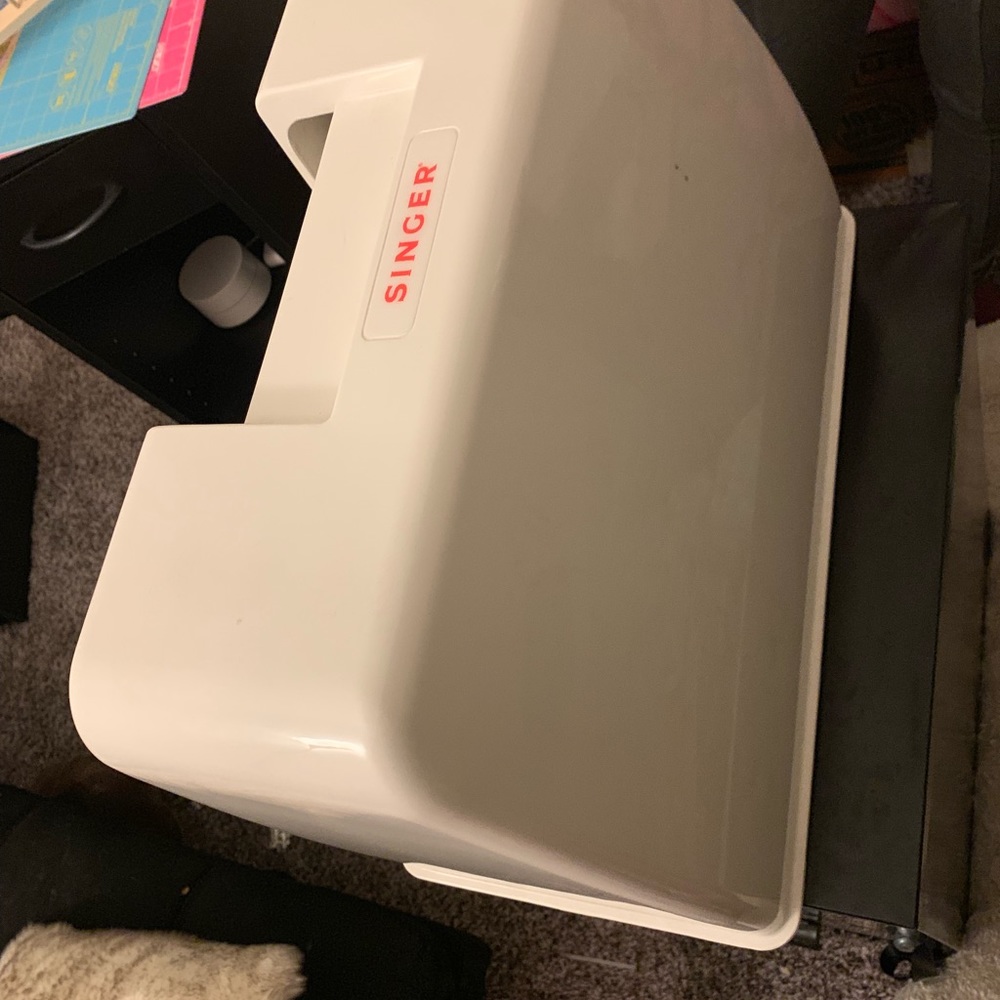 Singer Sewing machine - Picture 3 of 7